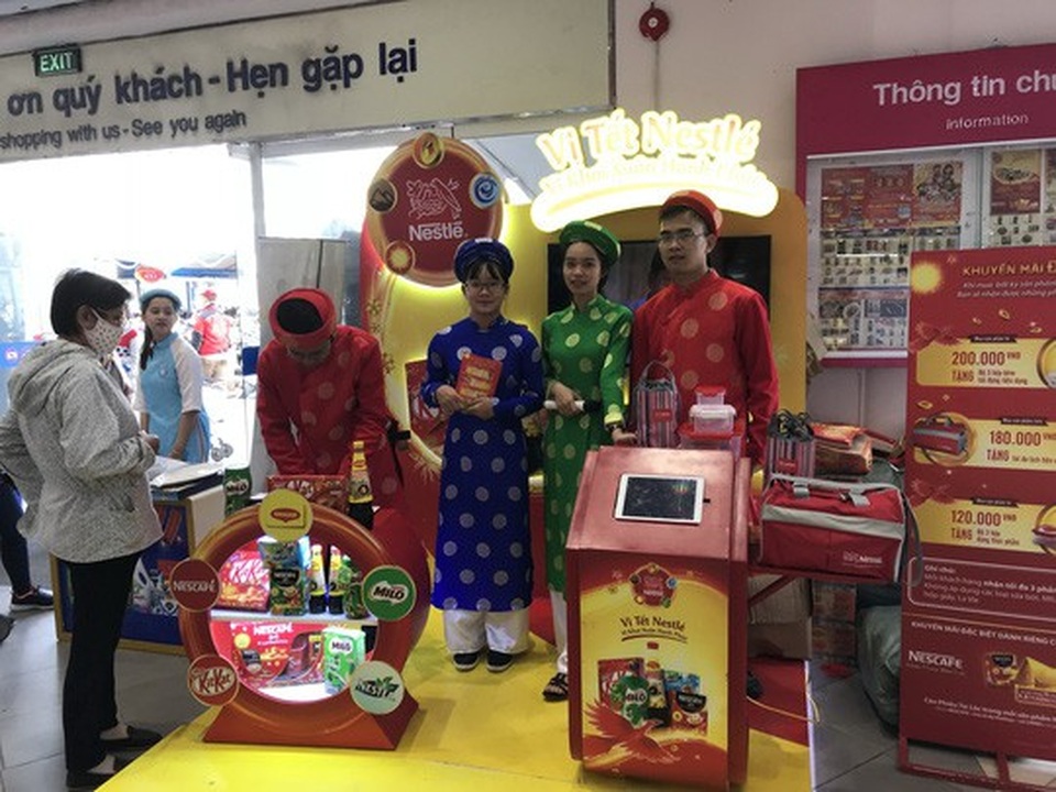 PG, PB thời vụ Tết: Việc nhẹ, lương cao - 1 Lê Thị Diệu Hương (thứ hai từ phải sang), sinh viên năm 2 Trường ĐH Nông Lâm TP HCM, làm PG tại một sự kiện