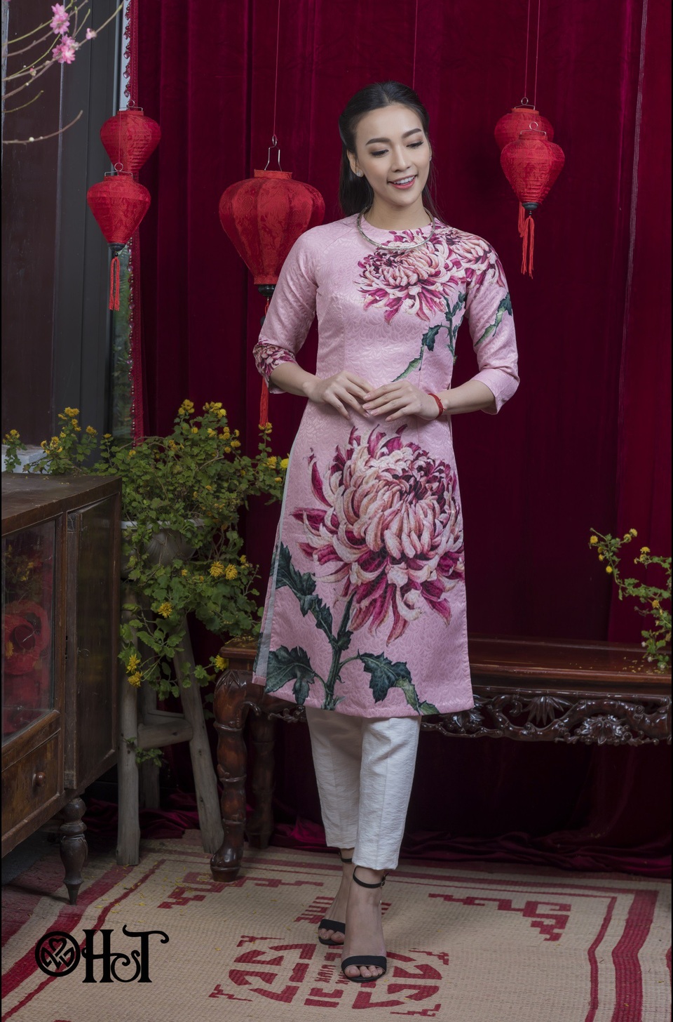Diện áo dài tôn dáng đón Xuân sang - 6
Nếu nàng thích dịu dàng, nhẹ nhàng thì tông hồng của cẩm tú cầu là phù hợp đấy.