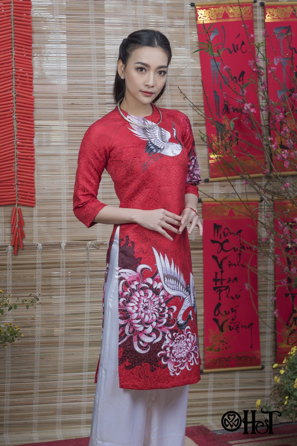 Diện áo dài tôn dáng đón Xuân sang - 7
Cánh hạc, hoa cúc – biểu tượng của sự may mắn, phẩm chất cao quý