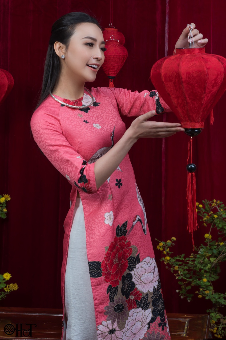 Diện áo dài tôn dáng đón Xuân sang - 8
Chất liệu gấm… sẽ càng làm tôn lên nét đẹp “vương giả vinh diệu” của người mặc.