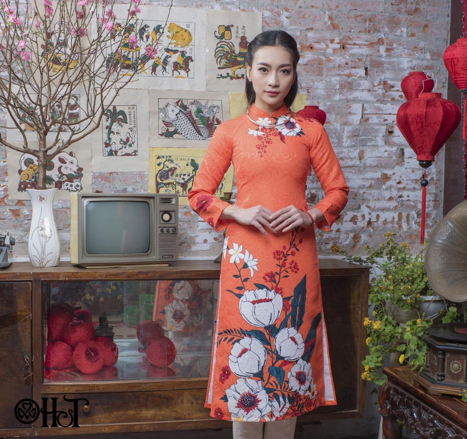Diện áo dài tôn dáng đón Xuân sang - 9
Một lần nữa cánh hạc sắc hoa trắng lại được nhà thiết kế khéo nổi bật trên trang phục.