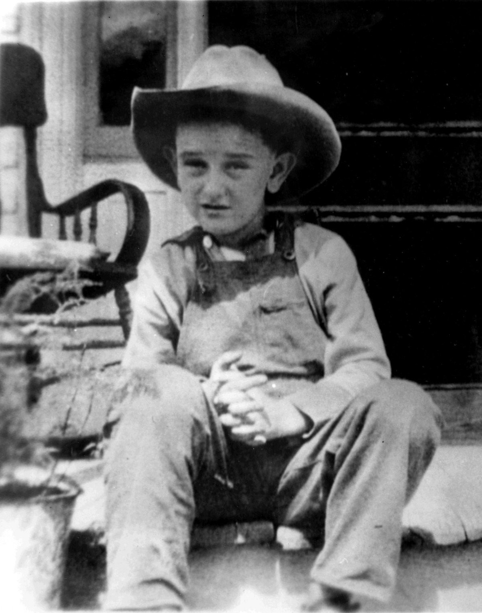 Chùm ảnh hiếm về thời trai trẻ của các tổng thống Mỹ - 9 Cựu Tổng thống Lyndon B. Johnson ngồi tại căn nhà của gia đình ông ở Texas cách đây 103 năm. (Ảnh: Thư viện Johnson)