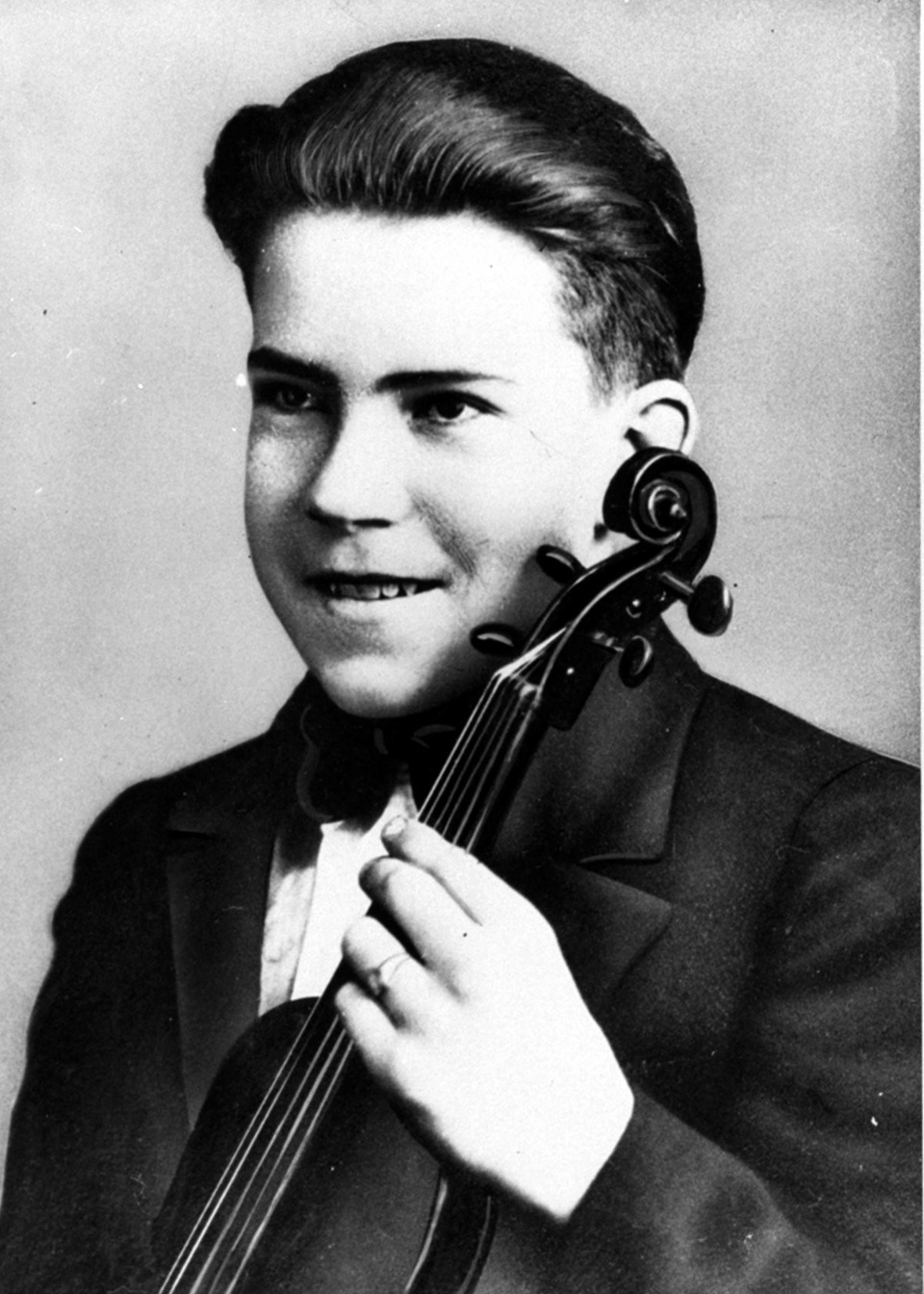 Chùm ảnh hiếm về thời trai trẻ của các tổng thống Mỹ - 11 Cựu Tổng thống Richard Nixon chơi violin trong dàn nhạc thời trung học. Ngoài violon, ông cũng có thể chơi nhiều loại nhạc cụ khác như saxophone, accordion và piano. (Ảnh: Business Insider)