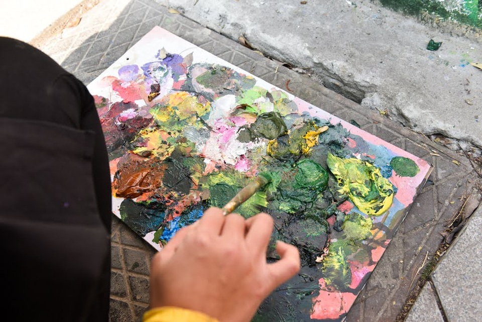 
Chị Dương Bích Diệp (phụ trách CLB Mỹ thuật, thành viên nhóm thực hiện) cho biết, màu vẽ được sử dụng không gây độc hại với môi trường.
