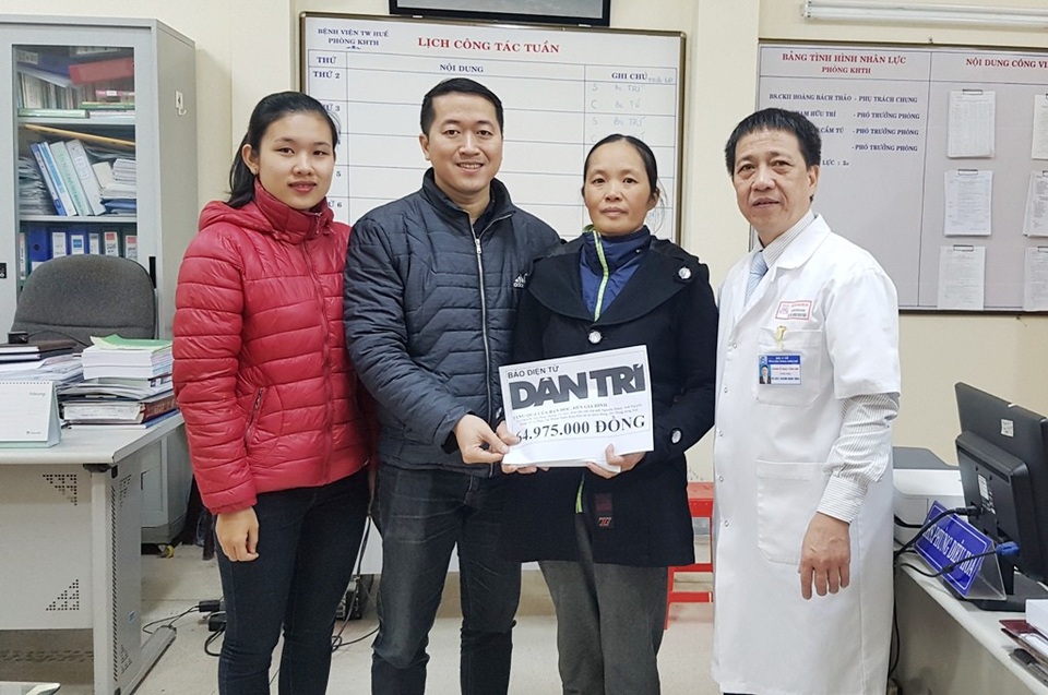 Mang Tết về lại gia đình 2 vợ chồng nghèo bị bỏng do cháy nhà - 1
Mang Tết về lại gia đình 2 vợ chồng nghèo bị bỏng, nhà cháy