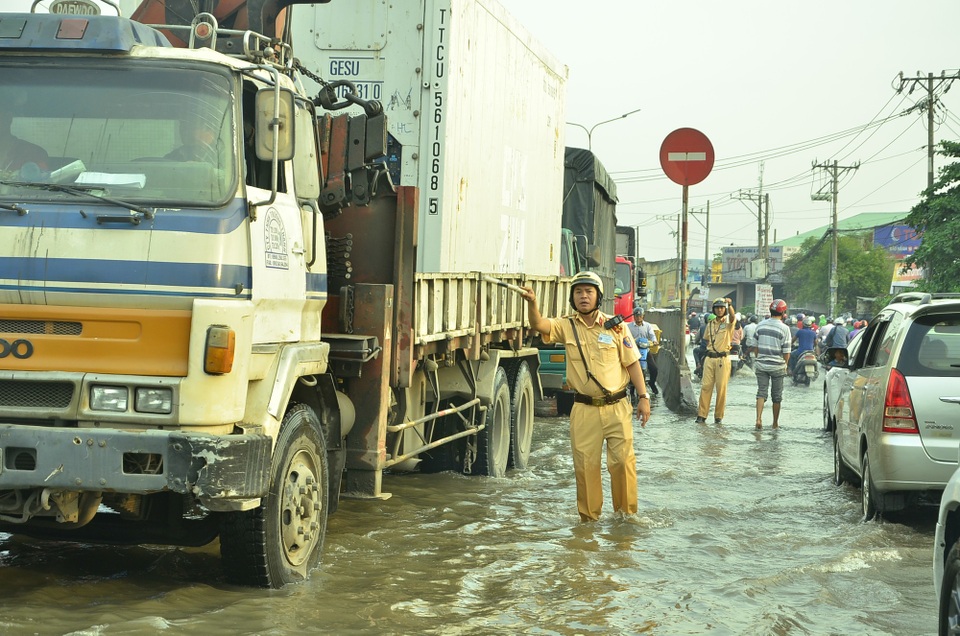 Nhiều tuyến đường ở Sài Gòn ngập nặng, giao thông hỗn loạn - 10 Nhiều tuyến đường ở Sài Gòn ngập nặng, giao thông hỗn loạn - 10