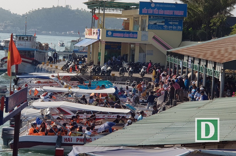 Bến tàu du lịch Cầu Đá (TP Nha Trang) đã đón một lượng lớn khách du xuân trong dịp Tết Mậu Tuất