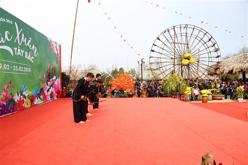 Tết rộn ràng tại lễ hội Khèn hoa Sun World Fansipan Legend - 6
Bảy đoàn nghệ nhân đến từ các xã vùng cao Sa Pa đã cống hiến cho du khách những bản nhạc khèn, sáo đặc trưng, cùng những điệu múa khèn mùa xuân truyền thống. Khách xem hội không ngớt trầm trồ.