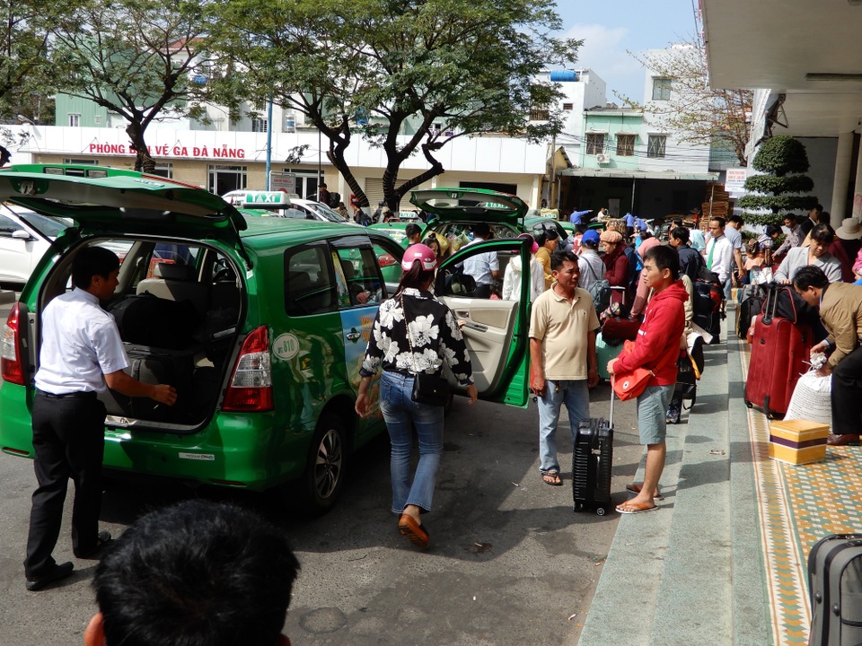 Đà Nẵng: Người dân hối hả trở lại thành phố sau kỳ nghỉ Tết - 4 Sau khi xuống tàu, nhiều gia đình bắt taxi về luôn