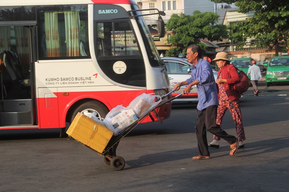 Bến xe miền Đông, phà Cát Lái thông thoáng chiều Mùng 5 Tết - 6 Lỉnh kỉnh hành lý, quà quê, một nữ hành khách phải nhờ nhân viên bến xe hỗ trợ