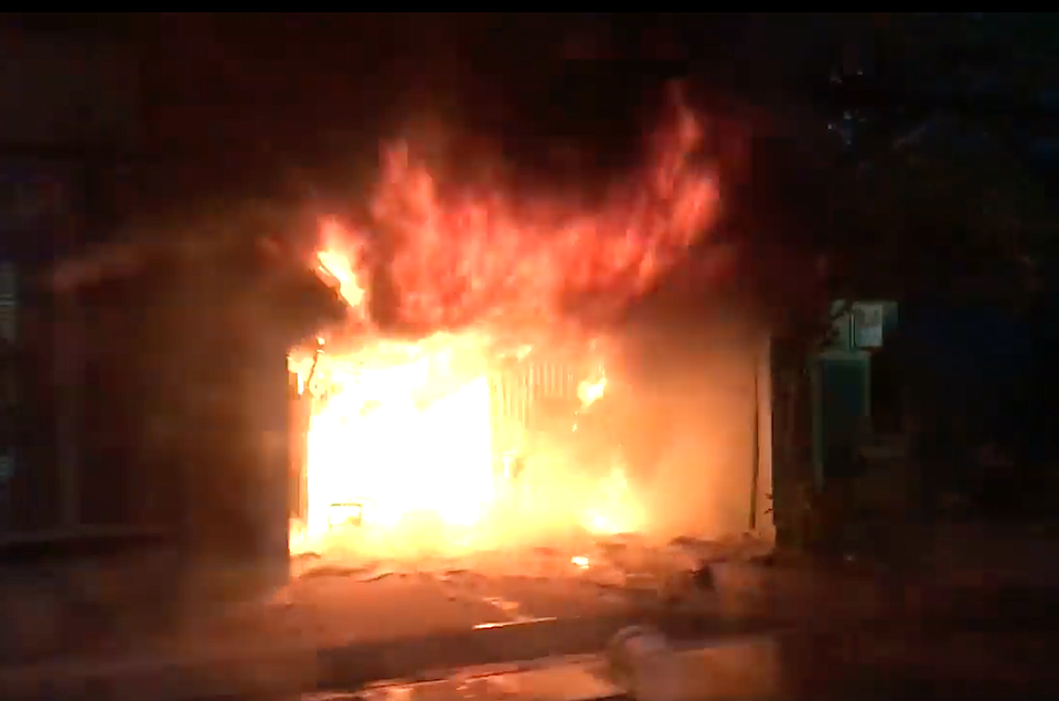 Cháy lớn sáng mùng 5 Tết, ngôi nhà 2 tầng bị lửa thiêu rụi - 1 Cháy lớn sáng mùng 5 Tết, ngôi nhà 2 tầng bị lửa thiêu rụi - 1