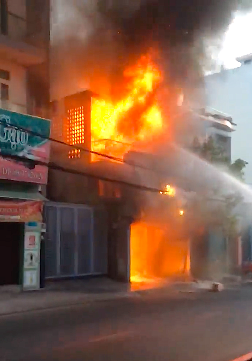 Cháy lớn sáng mùng 5 Tết, ngôi nhà 2 tầng bị lửa thiêu rụi - 2 Ngọn lửa bao trùm toàn bộ căn nhà lúc sáng sớm
