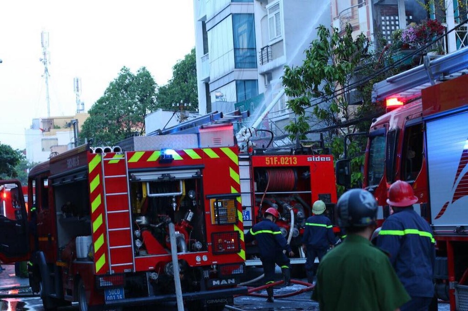 Cháy lớn sáng mùng 5 Tết, ngôi nhà 2 tầng bị lửa thiêu rụi - 3 Cháy lớn sáng mùng 5 Tết, ngôi nhà 2 tầng bị lửa thiêu rụi - 3