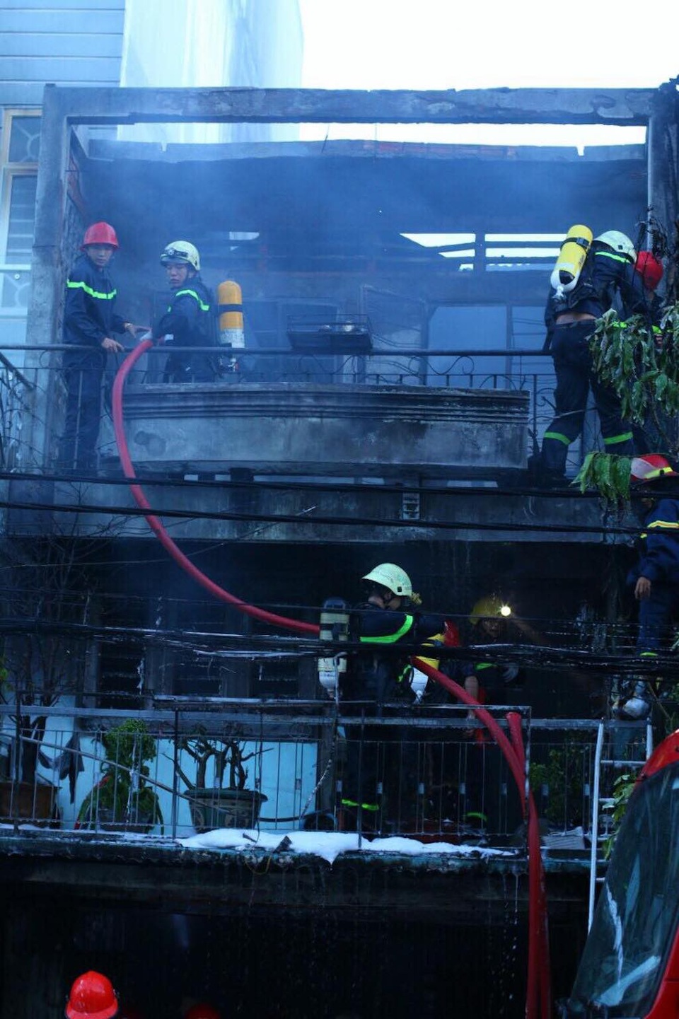 Cháy lớn sáng mùng 5 Tết, ngôi nhà 2 tầng bị lửa thiêu rụi - 5 Cảnh sát triển khai chữa cháy tại hiện trường