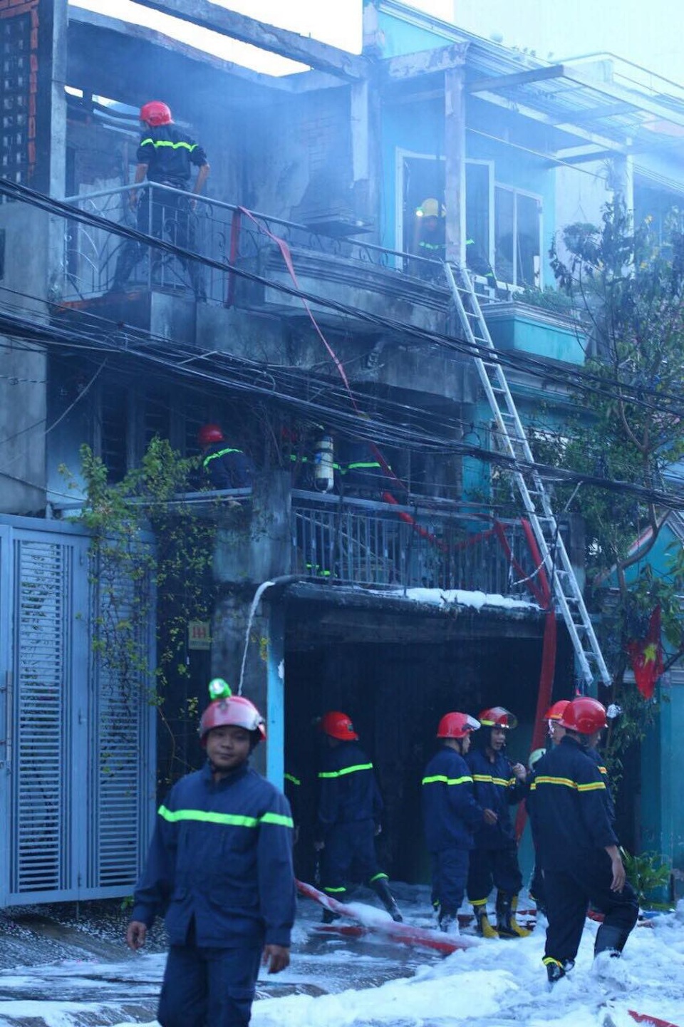 Cháy lớn sáng mùng 5 Tết, ngôi nhà 2 tầng bị lửa thiêu rụi - 4 Cháy lớn sáng mùng 5 Tết, ngôi nhà 2 tầng bị lửa thiêu rụi - 4