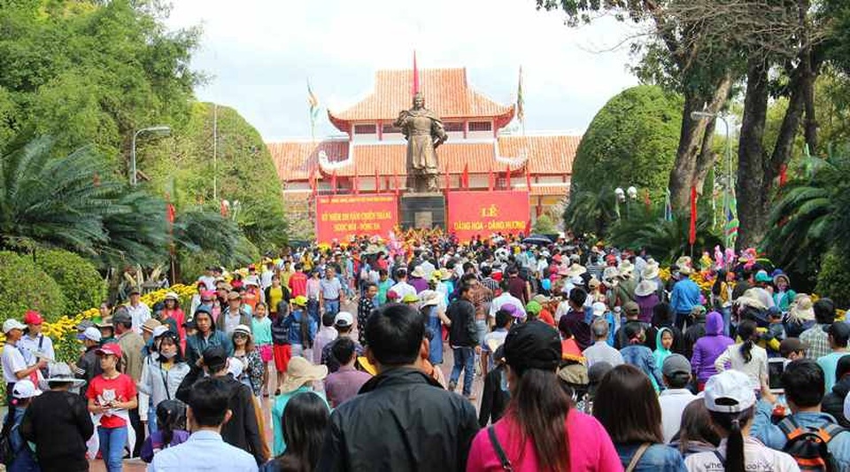 Đầu xuân chen chân trẩy hội Đống Đa, uống nước giếng cầu may - 1 Hàng ngàn người dân và du khách gần xa chen chân đi lễ hội Đống Đa ngày đầu xuân.