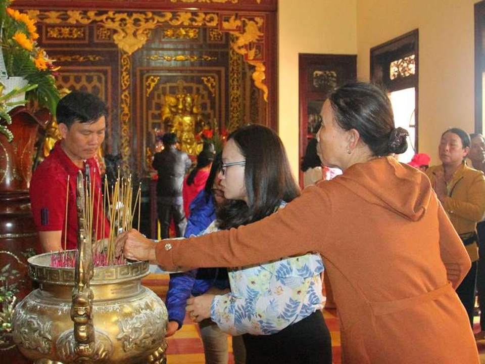 Đầu xuân chen chân trẩy hội Đống Đa, uống nước giếng cầu may - 2 Người dân và du khách gần xa cùng nhau thắp hương tưởng nhớ công đức của vua Quang Trung và các văn thần võ tướng.