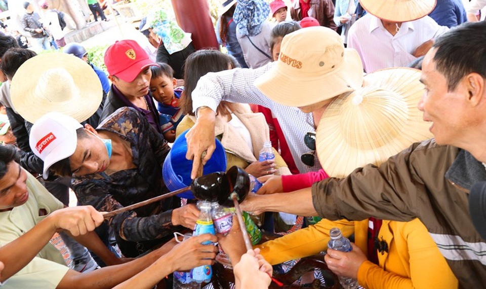 Đầu xuân chen chân trẩy hội Đống Đa, uống nước giếng cầu may - 4 Nhiều người lấy nước vào chai để đem về cho người nhà uống