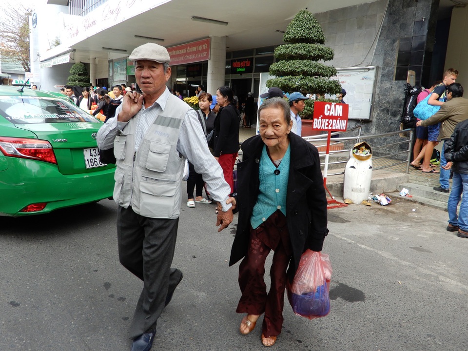 Đà Nẵng: Người dân hối hả trở lại thành phố sau kỳ nghỉ Tết - 5 Nhưng cũng có người đợi người thân đến chở