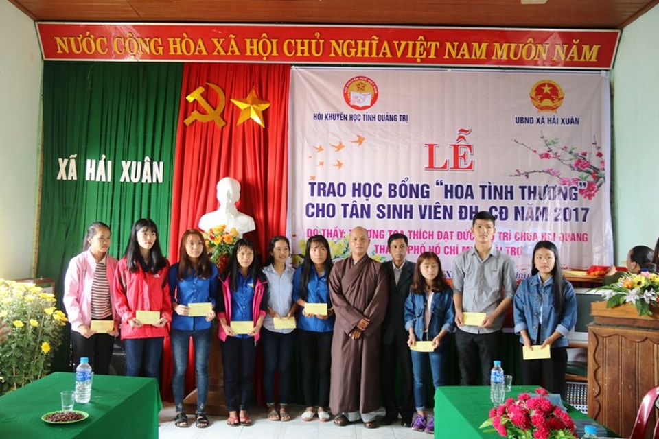 Trao gần 60 suất học bổng “Hoa tình thương” đến HS, SV nghèo dịp đầu xuân - 1
Trao học bổng đến các HS-SV dịp đầu xuân.