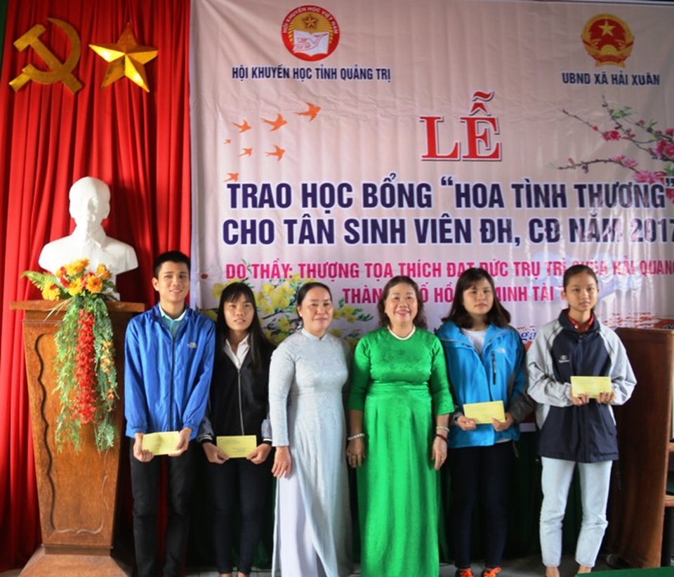 Trao gần 60 suất học bổng “Hoa tình thương” đến HS, SV nghèo dịp đầu xuân - 2
Những suất học bổng góp phần động viên các em tiếp tục cố gắng trong học tập.