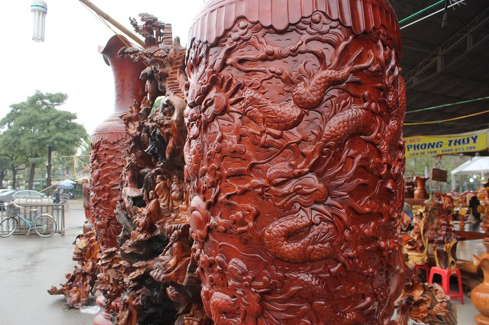 Chị Trần Minh Tâm (SN 1980, Hải Dương), chủ nhân của bộ tác phẩm trên cho biết, để hoàn thành được cặp lư “khủng” và cây tượng gỗ trên cần đến 10 nghệ nhân và thợ làm việc liên tục trong nhiều tháng trời.