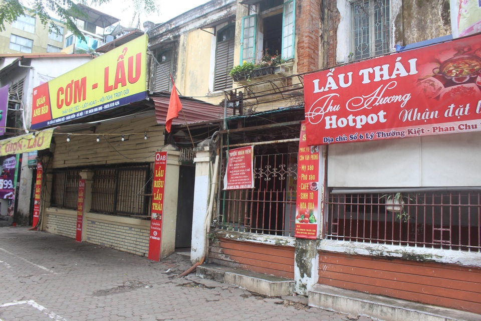 Hàng cơm bụi chờ ngày đẹp mở cửa, dân văn phòng đỏ mắt tìm bữa cơm thường - 1 Một quán cơm bình dân nổi tiếng trên phố Lý Thường Kiệt vẫn đóng cửa im ỉm trong hôm nay (20/2 tức mùng 5 Tết). (Ảnh: Hồng Vân)