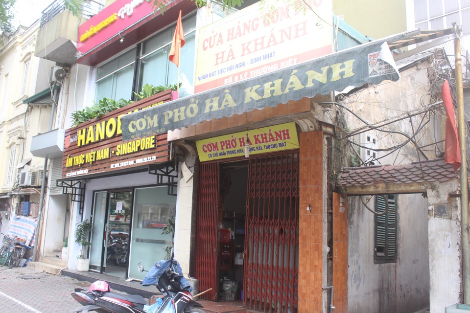 Hàng cơm bụi chờ ngày đẹp mở cửa, dân văn phòng đỏ mắt tìm bữa cơm thường - 2 Nhiều chủ nhà hàng, quán cơm hôm nay mới đến dọn dẹp để chuẩn bị cho ngày mai mở hàng. (Ảnh: Hồng Vân)