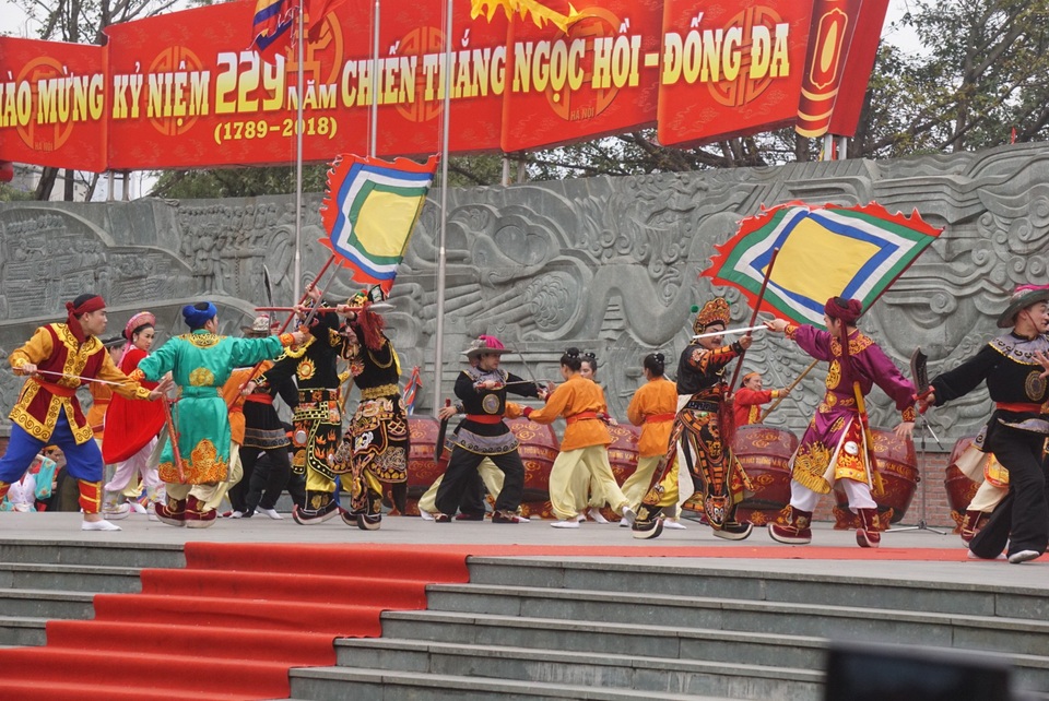 Thủ tướng dâng hương tại lễ kỷ niệm 229 năm chiến thắng Ngọc Hồi - Đống Đa - 7 Quân Tây Sơn do Hoàng đế Quang Trung chỉ huy đã tấn công đồn Ngọc Hồi với thế trận mạnh như bão cuốn phá hủy toàn bộ chiến lũy và toàn bộ trận địa phía Nam đồn Ngọc Hồi… Tiếp tục thế tiến công, quân Tây Sơn đã nhanh chóng giải phóng kinh thành Thăng Long