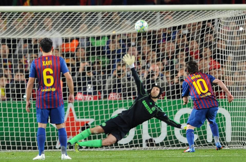 Lionel Messi và cái dớp chưa từng ghi bàn vào lưới Chelsea - 2
Tình huống Messi đá hỏng phạt đền khi Barca gặp Chelsea ở bán kết lượt về Champions League 2012