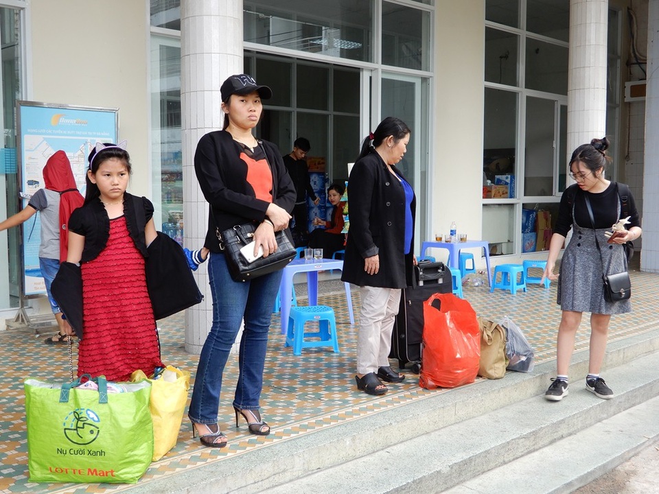 Đà Nẵng: Người dân hối hả trở lại thành phố sau kỳ nghỉ Tết - 3 Nhiều người mệt mỏi sau chuyến đi dài