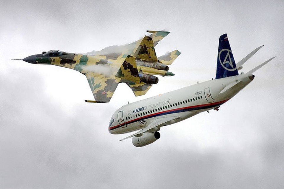 Nhiều quốc gia đã đặt mua Su-35 “huyền thoại” của Nga, trong đó có Trung Quốc, Indonesia và Triều Tiên. Trong ảnh: Máy bay chiến đấu Sukhoi Su-35 và máy bay Sukhoi Superjet 100. (Ảnh: Bộ Quốc phòng Nga)
