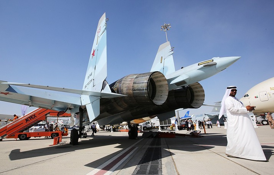 Su-35 không chỉ đóng vai trò là máy bay chiến đấu mà còn đồn trú tại căn cứ Hmeimim của Nga ở Syria để bảo vệ các máy bay ném bom cất cánh từ Nga và tấn công mục tiêu khủng bố ở Syria. Trong ảnh: Su-35 tham gia triển lãm hàng không Dubai 2017. (Ảnh: TASS)