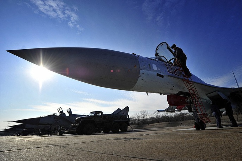 Ngoài Syria, Su-35 cũng được triển khai để bảo vệ các máy bay của Nga tại bất kỳ khu vực nào ở Trung Đông. Một số chuyên gia cho rằng việc Nga triển khai Su-35 tới Syria cũng nhằm mục đích tạo đối trọng với Mỹ và phương Tây. (Ảnh: TASS)