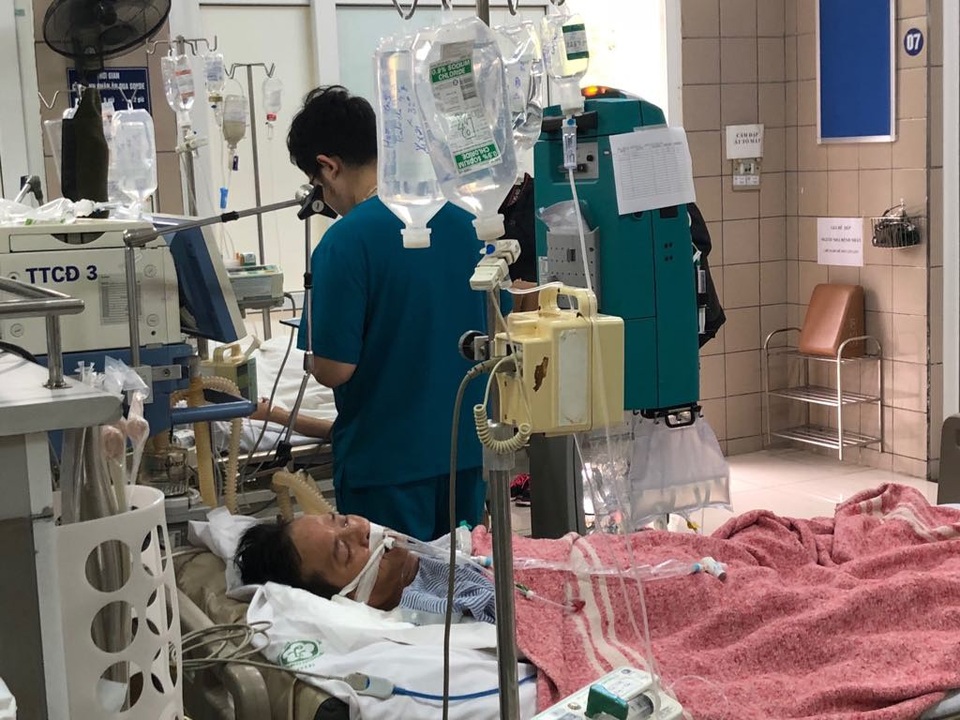 Dừng ngay rượu, uống nhiều nước để giải độc gan sau Tết - 2 Một bệnh nhân ngộ độc đang được điều trị tại Trung tâm chống độc (BV Bạch Mai).