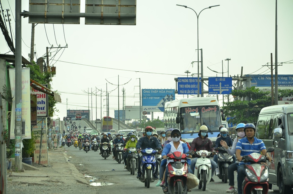 Hàng triệu người hối hả hành trình trở lại thành phố - 14 Lượng xe máy trên tuyến quốc lộ 1 tăng đột biến chiều mùng 5 Tết