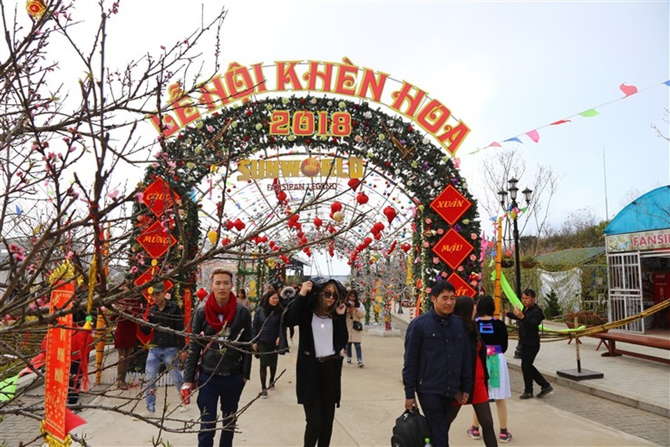 Tết rộn ràng tại lễ hội Khèn hoa Sun World Fansipan Legend - 1 Sáng sớm ngày 19/2/2018, khi sương mờ còn giăng phủ khắp lối, dòng xe đã nối nhau vào khu du lịch. Bà con người dân tộc ở Sa Pa, Lào Cai và các tỉnh lân cận, du khách thập phương cùng đổ về Sun World Fansipan Legend trẩy hội khèn hoa- không gian văn hóa Tây Bắc.