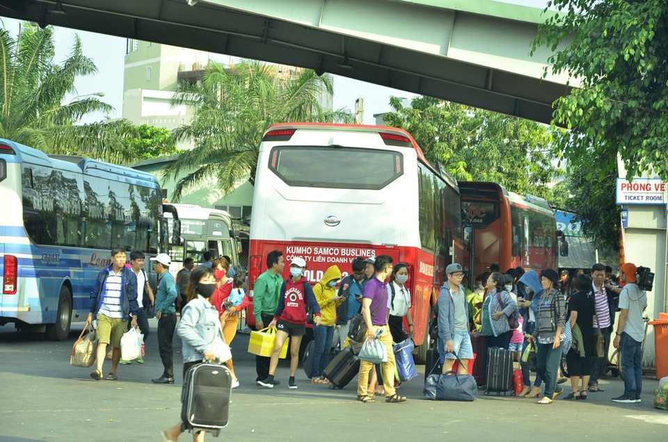 Hàng triệu người hối hả hành trình trở lại thành phố - 23 Xe liên tục vào bến trả khách