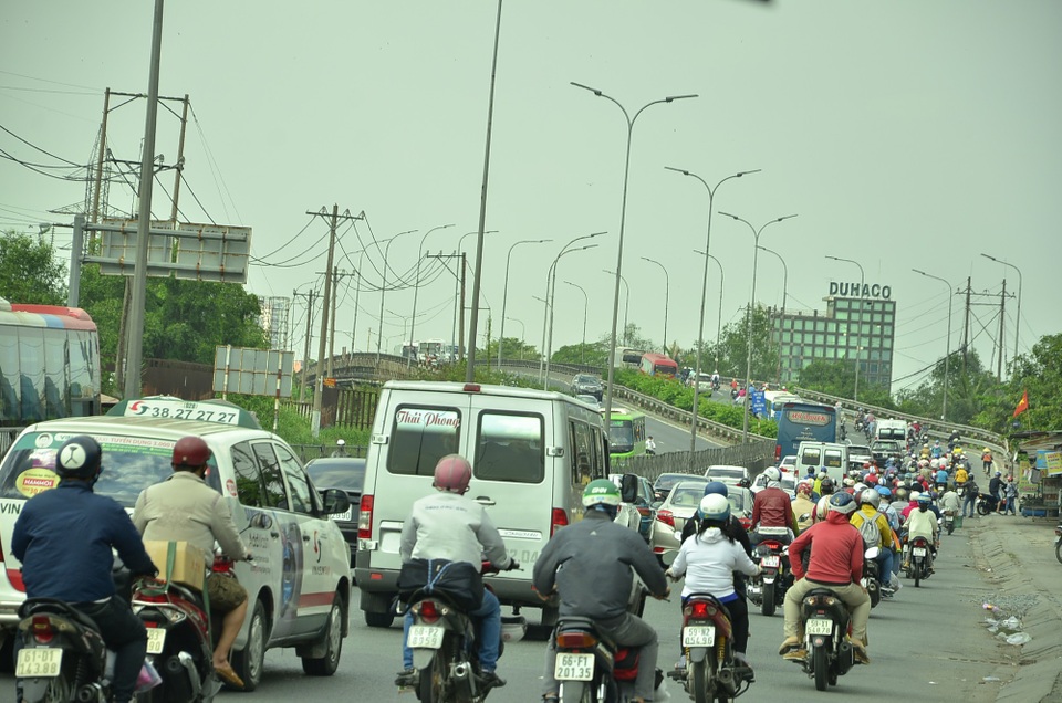 Hàng triệu người hối hả hành trình trở lại thành phố - 15 Dòng xe nối dài trên cầu Bình Điền hướng miền Tây về TPHCM