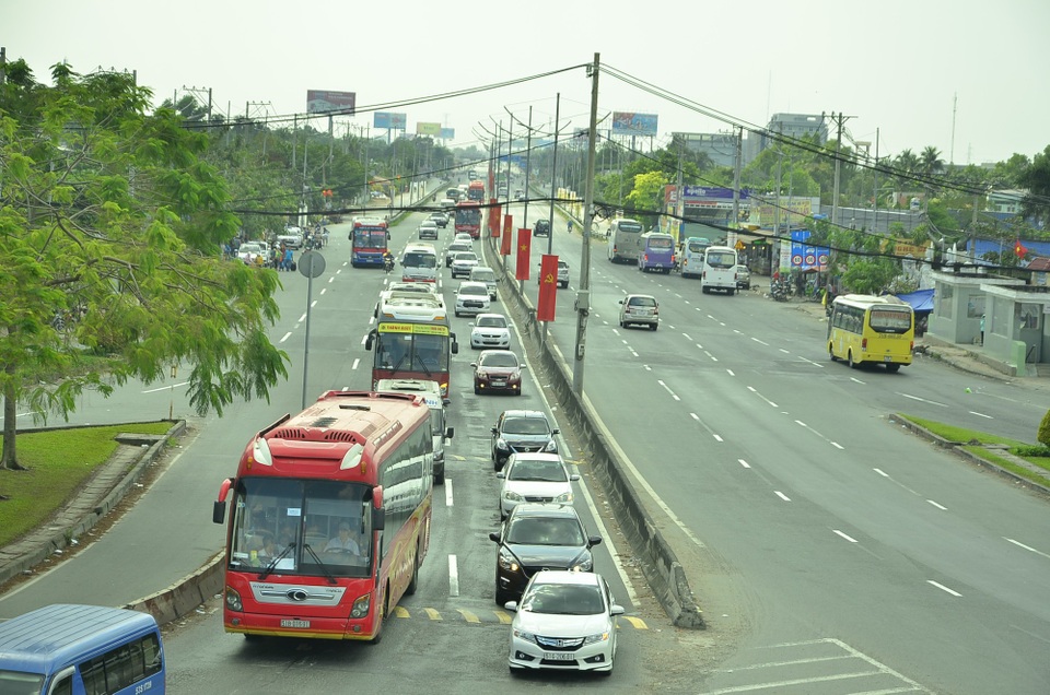 Hàng triệu người hối hả hành trình trở lại thành phố - 16 Ô tô xếp hàng di chuyển từ cao tốc Trung Lương ra quốc lộ 1 huyện Bình Chánh