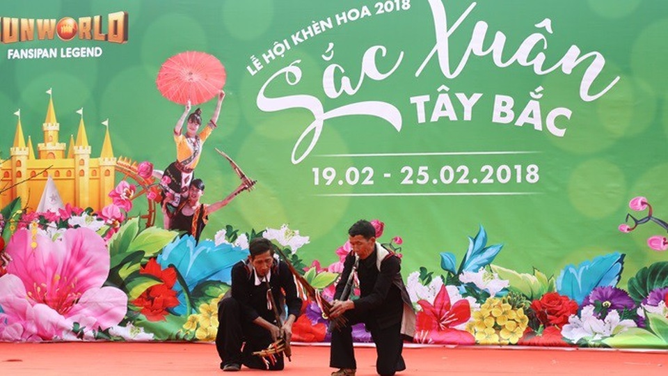 Tết rộn ràng tại lễ hội Khèn hoa Sun World Fansipan Legend - 5 Cả vùng Tây Bắc như thu bé lại, trong một lễ hội khèn hoa đậm đà bản sắc dân tộc. Giữa không gian tươi mới, ngập tràn sắc xuân, du khách được “sống cuộc sống của người Sa Pa”, được chứng kiến những nghệ nhân người Mông phiêu trong những điệu khèn da diết khúc mùa xuân, từ cuộc thi múa khèn dân tộc Mông lần thứ hai được tổ chức.