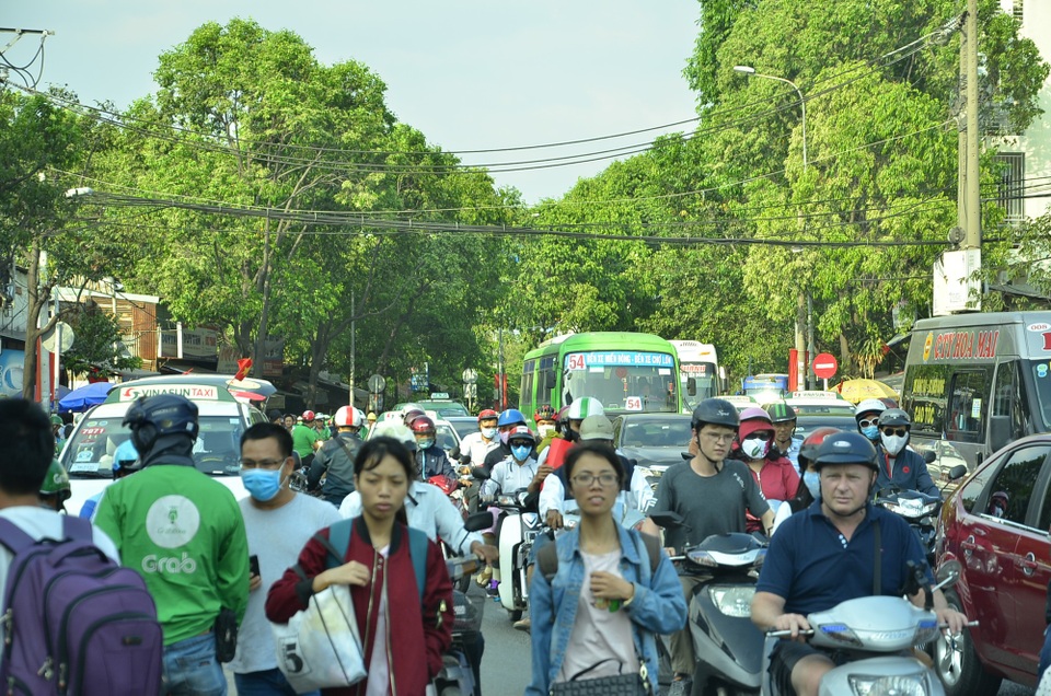 Hàng triệu người hối hả hành trình trở lại thành phố - 19 Hàng triệu người hối hả hành trình trở lại thành phố - 19