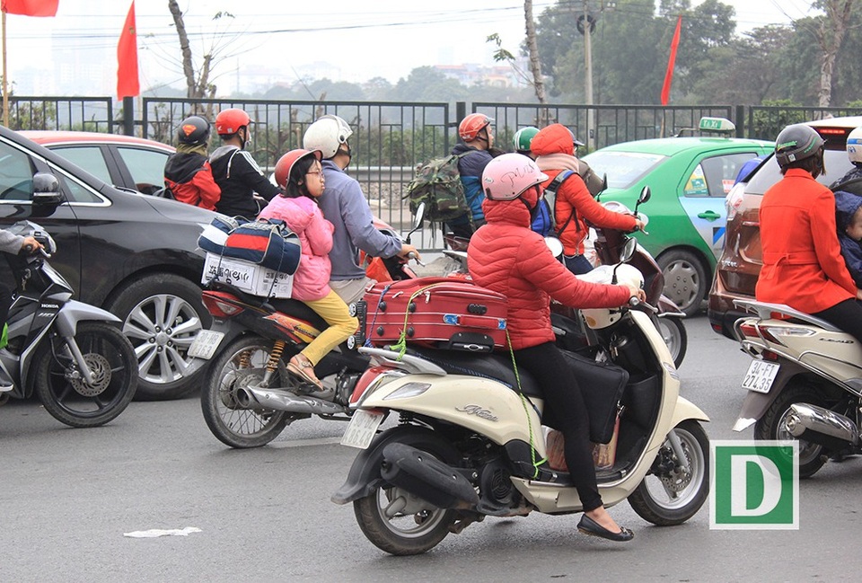 Hàng triệu người hối hả hành trình trở lại thành phố - 9
Ai cũng lỉnh kỉnh đồ đạc.