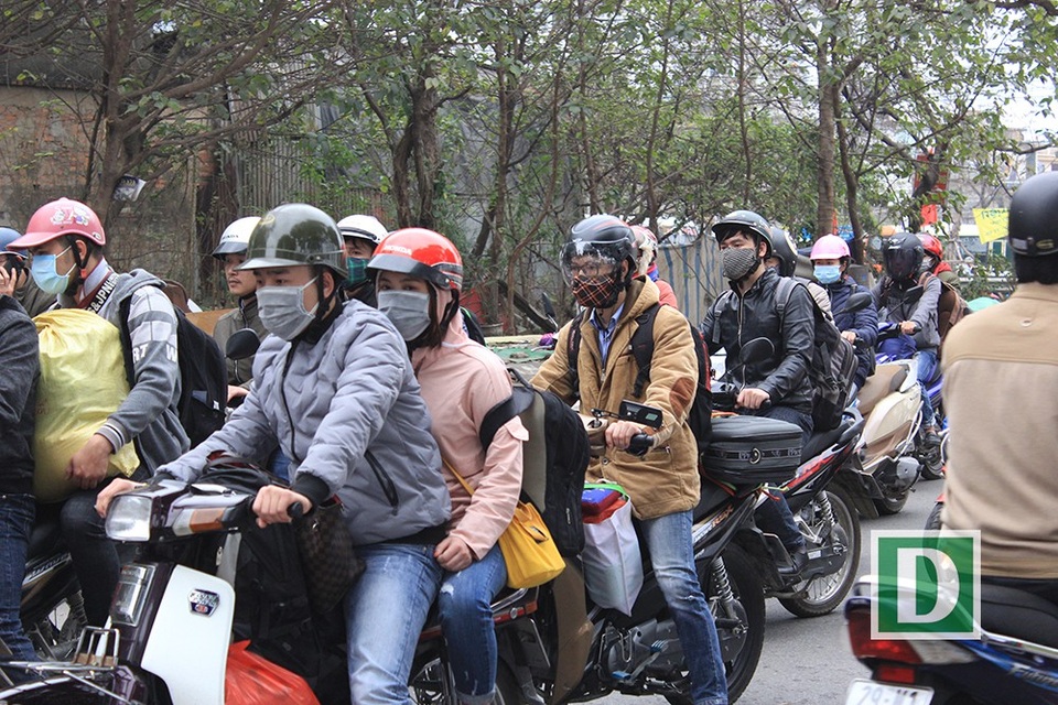 Hàng triệu người hối hả hành trình trở lại thành phố - 3
Người dân mang theo hành lý trở lại Thủ đô sau chuỗi ngày nghỉ Tết.