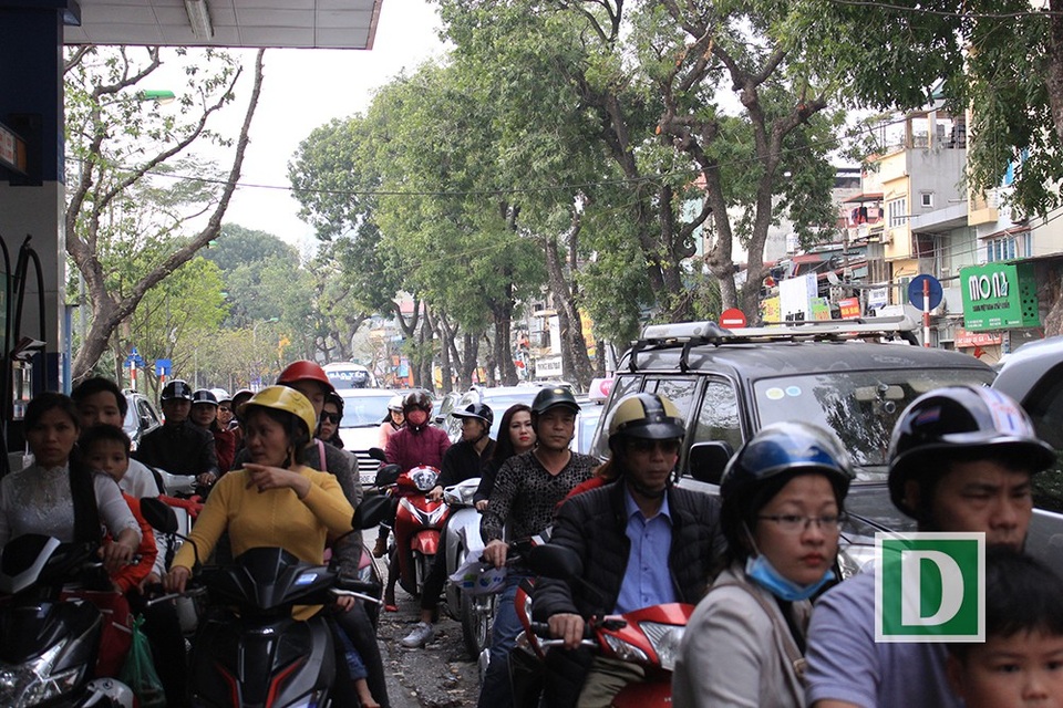 Hàng triệu người hối hả hành trình trở lại thành phố - 12
Trên đường Láng ngay từ đầu giờ chiều các phương tiện qua lại đây cũng khá khó khăn.