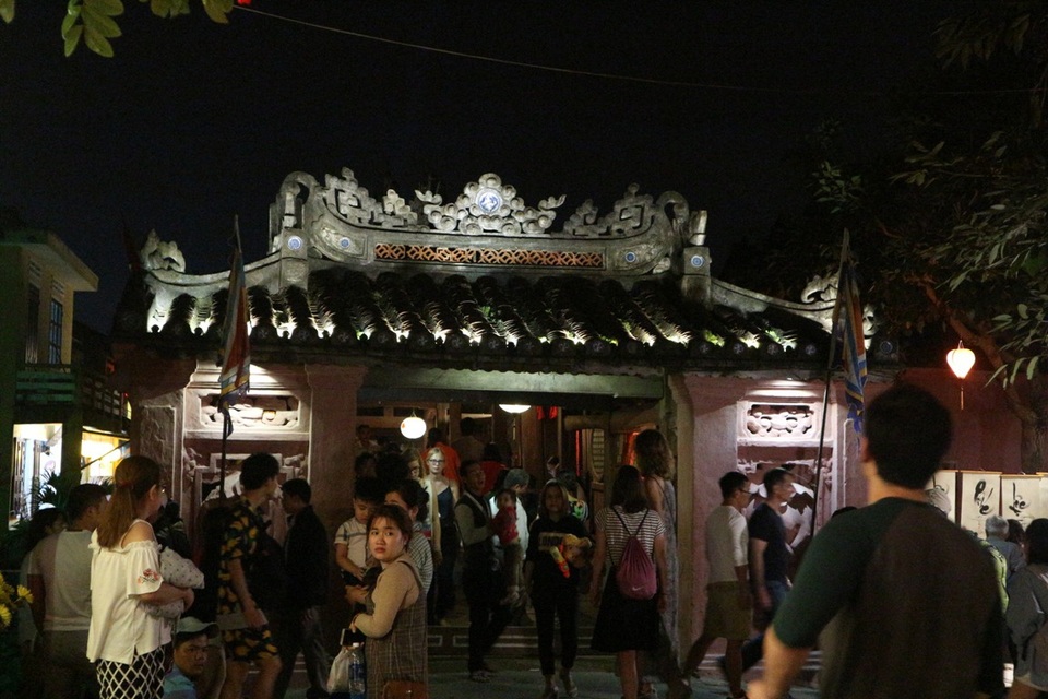 Chùa Cầu đông khách viếng thăm tối mùng 6 Tết