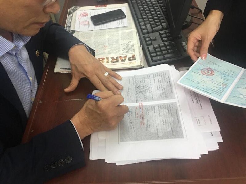 Hà Nội: Chủ tịch phường trực tiếp nhận và ký trả hồ sơ cho công dân ngày làm việc đầu năm - 2
Chủ tịch UBND phường Ngọc Khánh và các lãnh đạo phường trực tiếp tiếp và ký ngay hồ sơ cho công dân đến làm việc.