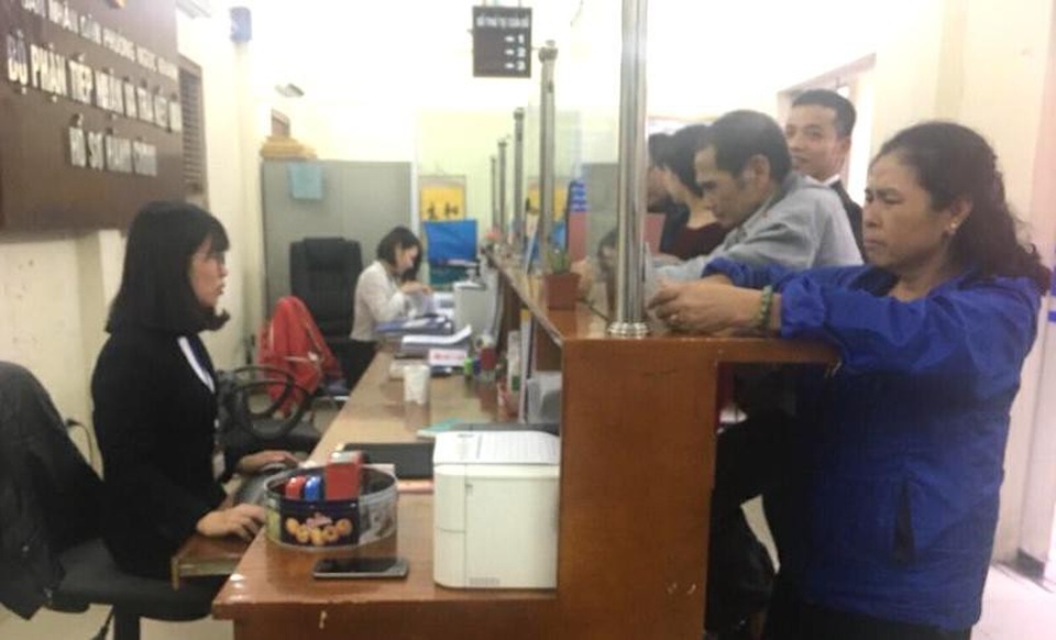 Hà Nội: Chủ tịch phường trực tiếp nhận và ký trả hồ sơ cho công dân ngày làm việc đầu năm - 1
Công dân liên hệ làm việc tại phường Ngọc Khánh tăng đột biến ngày làm việc đầu năm.