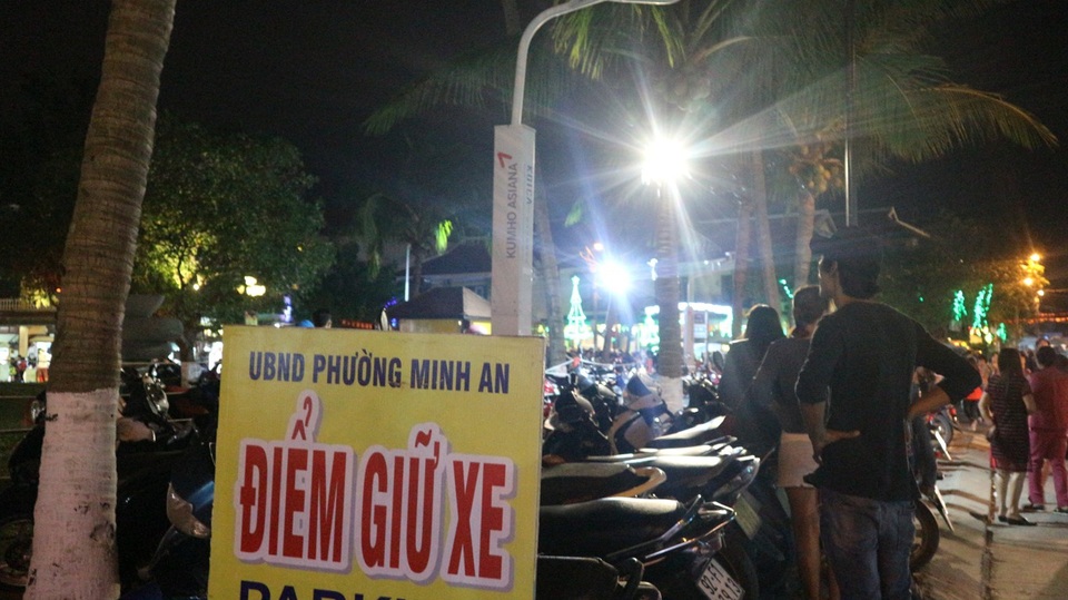 
Các điểm giữ xe chật cứng, tăng giá gấp đôi so với ngày thường.
