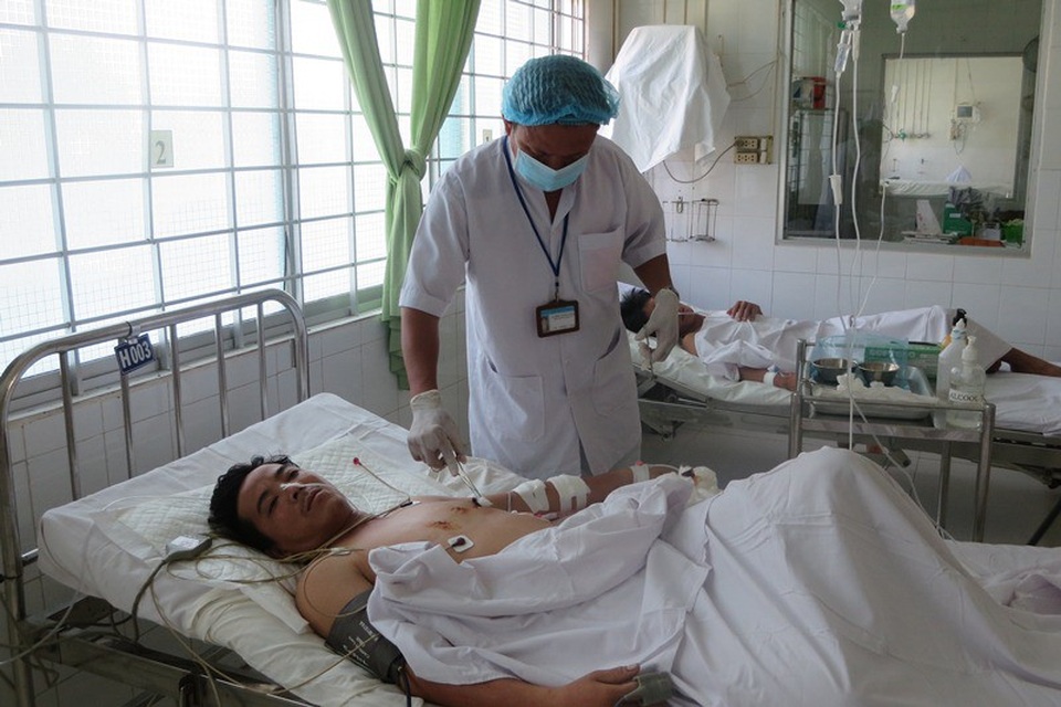 Bệnh nhân M. đang được các bác sĩ chăm sóc.